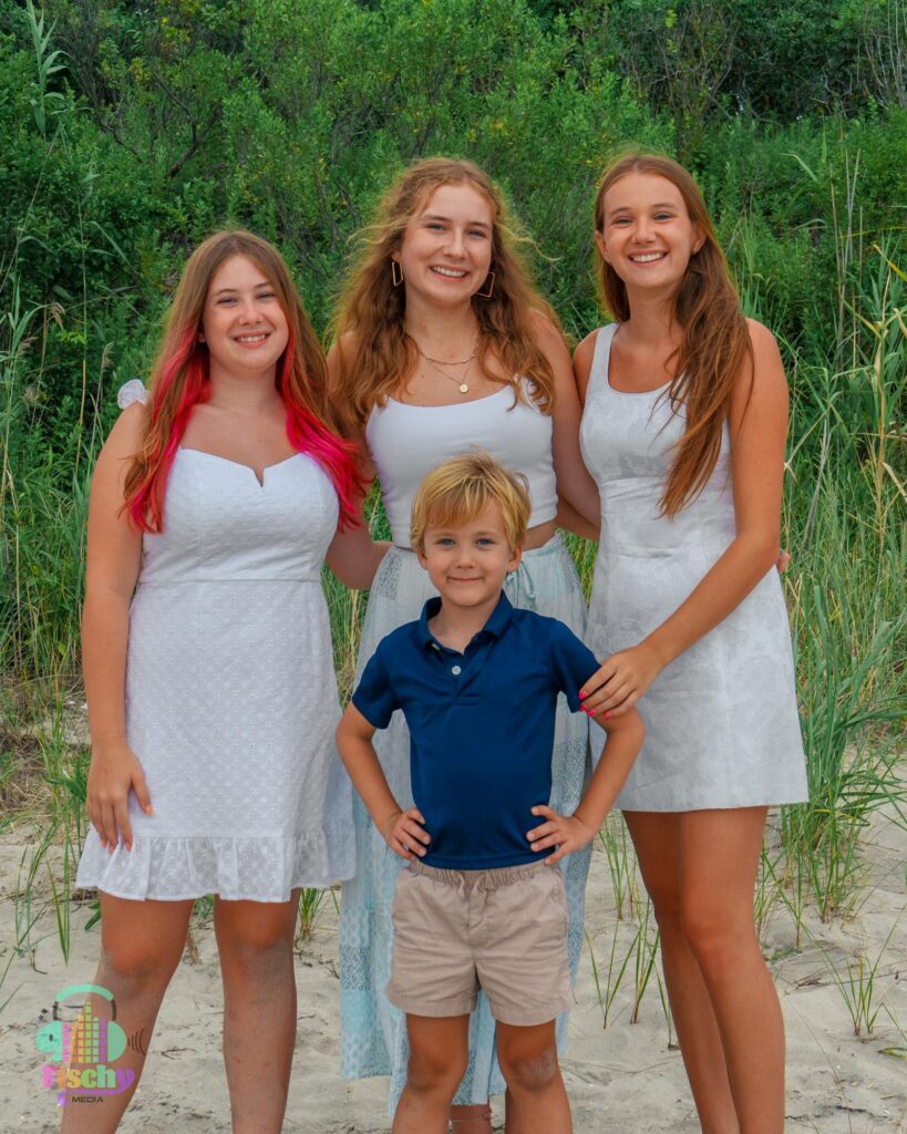 beach photoshoot
siblings sisters
family photos