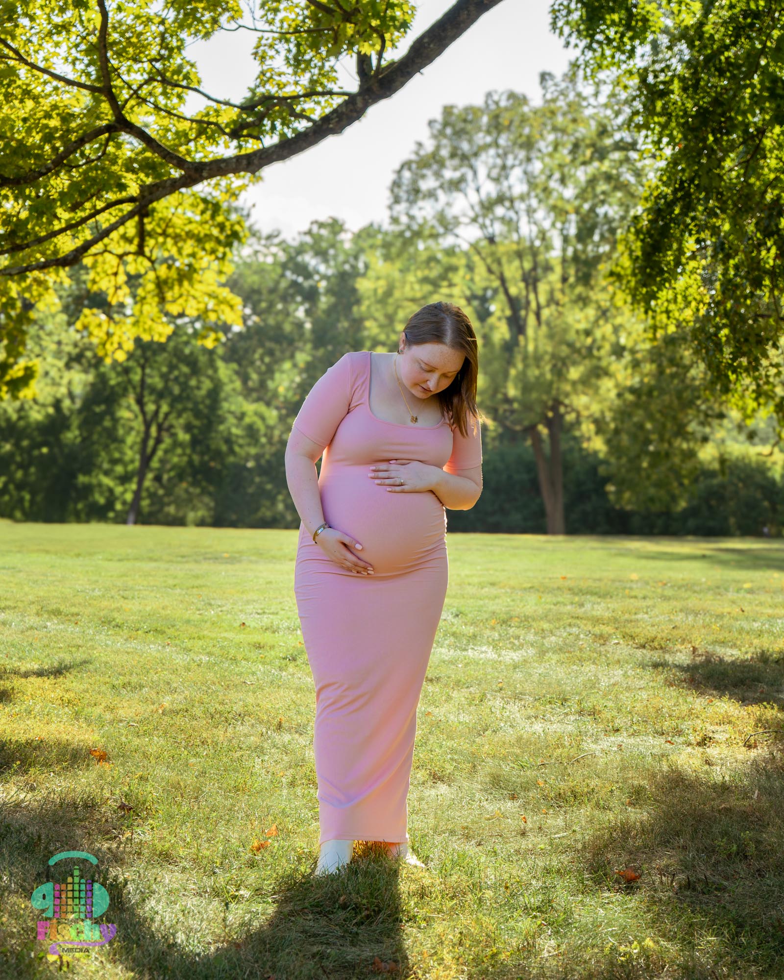 pregnant woman in pink dress
maternity photoshoot
maternity photos
outdoor photography
outdoor maternity