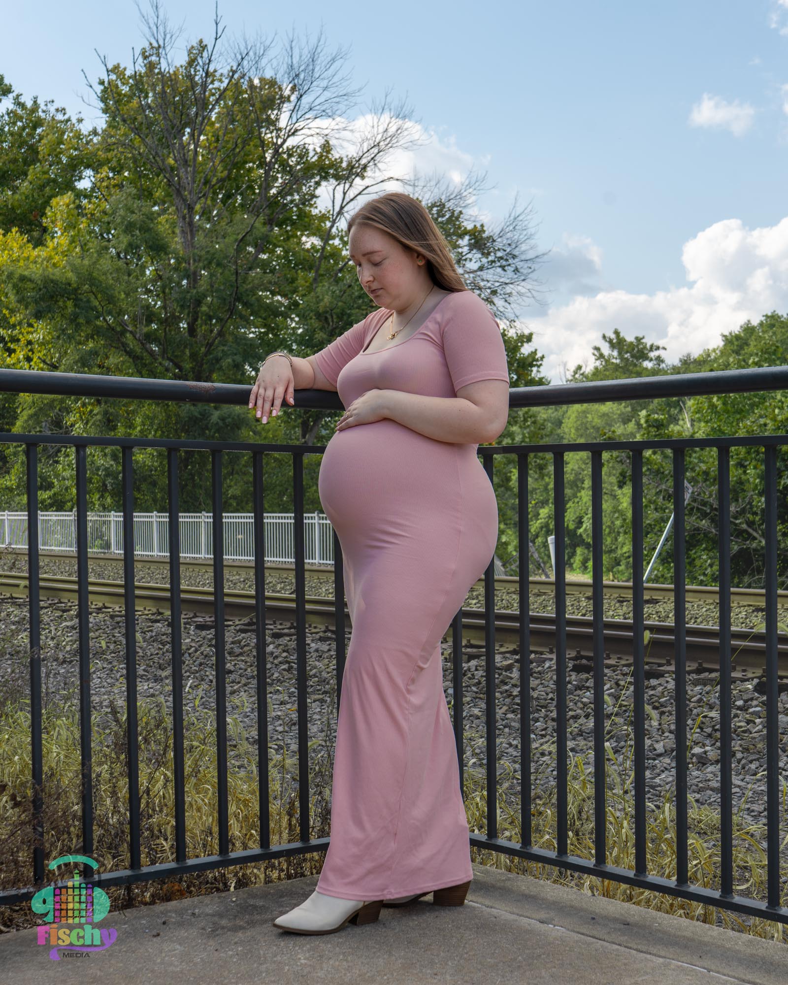 pregnant woman in pink dress
maternity photoshoot
maternity photos
outdoor photography
outdoor maternity