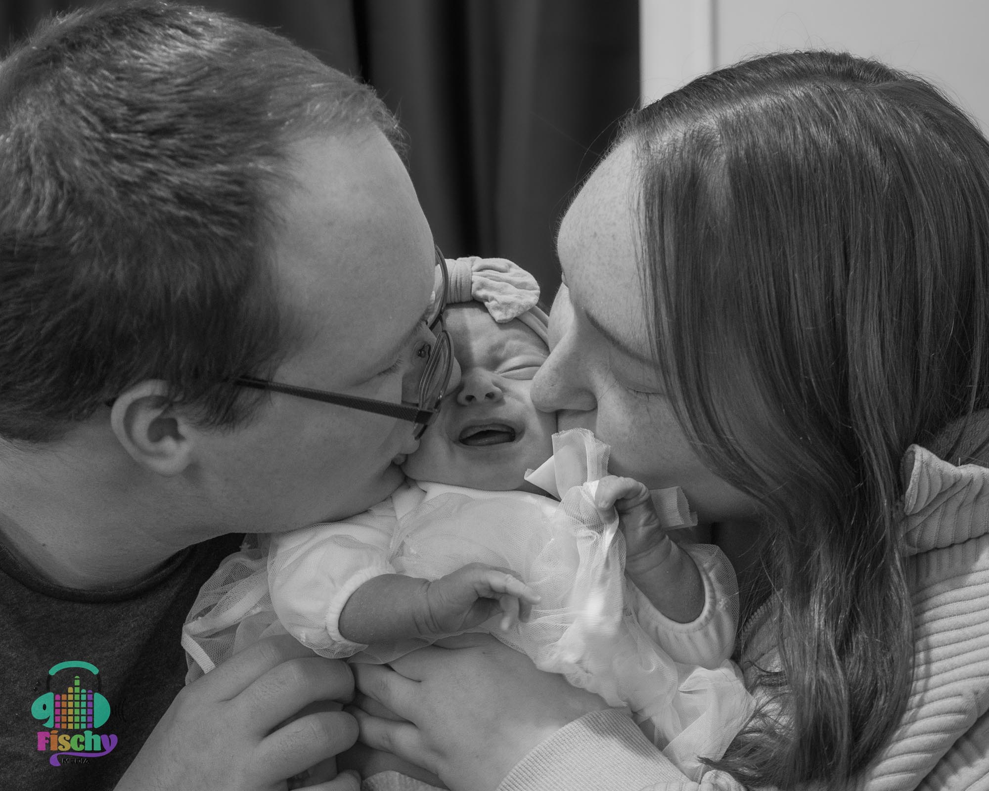 newborn photoshoot
indoor photoshoot
newborn girl
happy baby
family photos
black and white photos