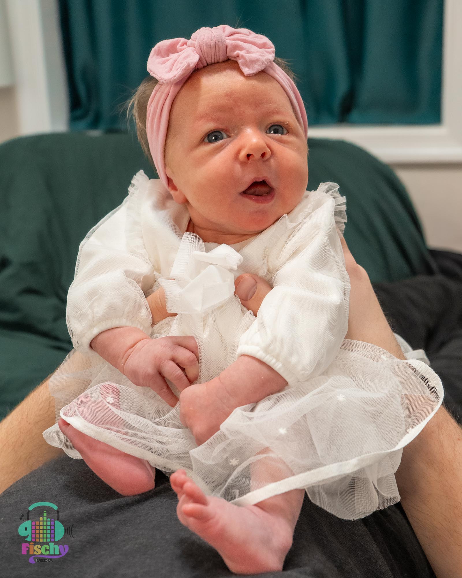 newborn photoshoot
indoor photoshoot
newborn girl
happy baby
family photos