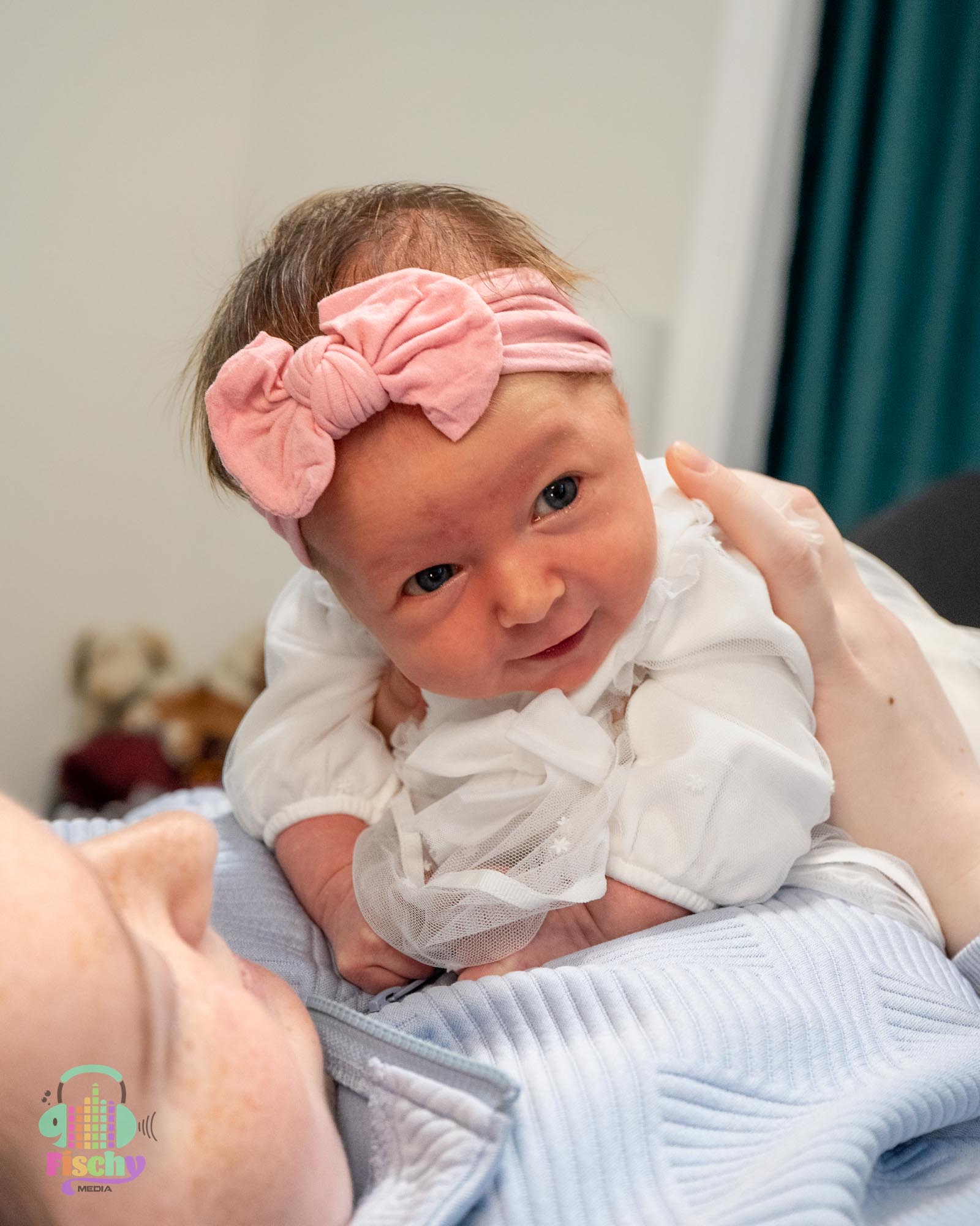 newborn photoshoot
indoor photoshoot
newborn girl
happy baby
family photos