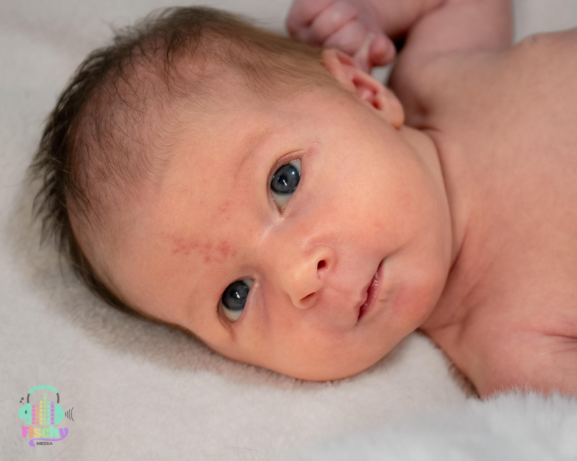 newborn photoshoot
indoor photoshoot
newborn girl
happy baby
family photos