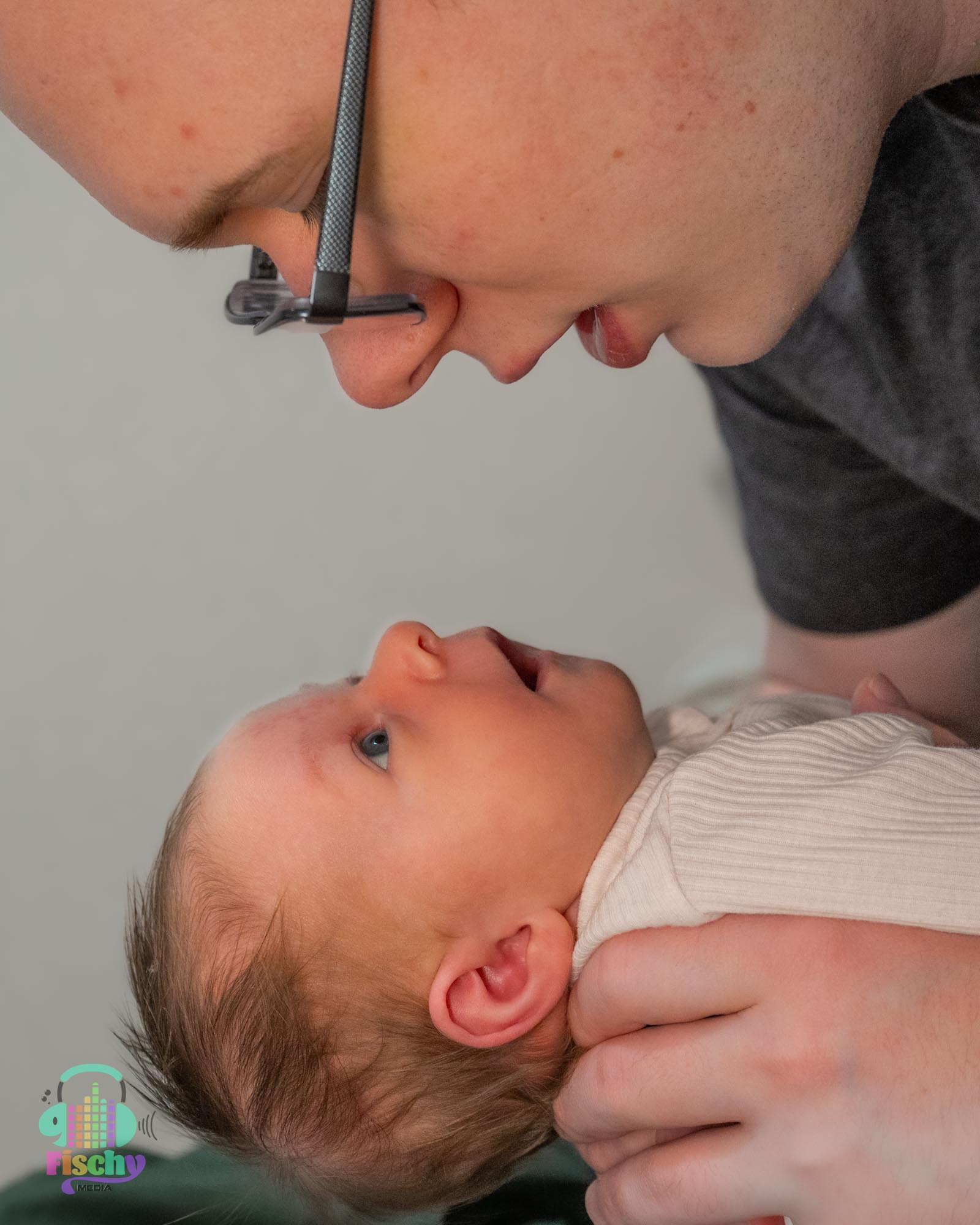 newborn photoshoot
indoor photoshoot
newborn girl
happy baby
family photos