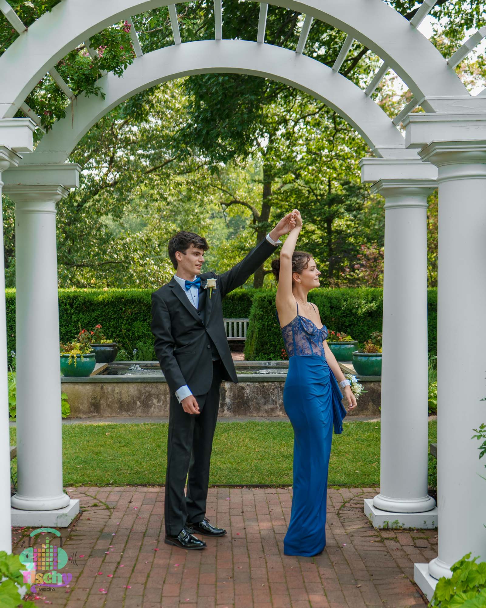 couple going to prom
special occasion
event photography
prom photos