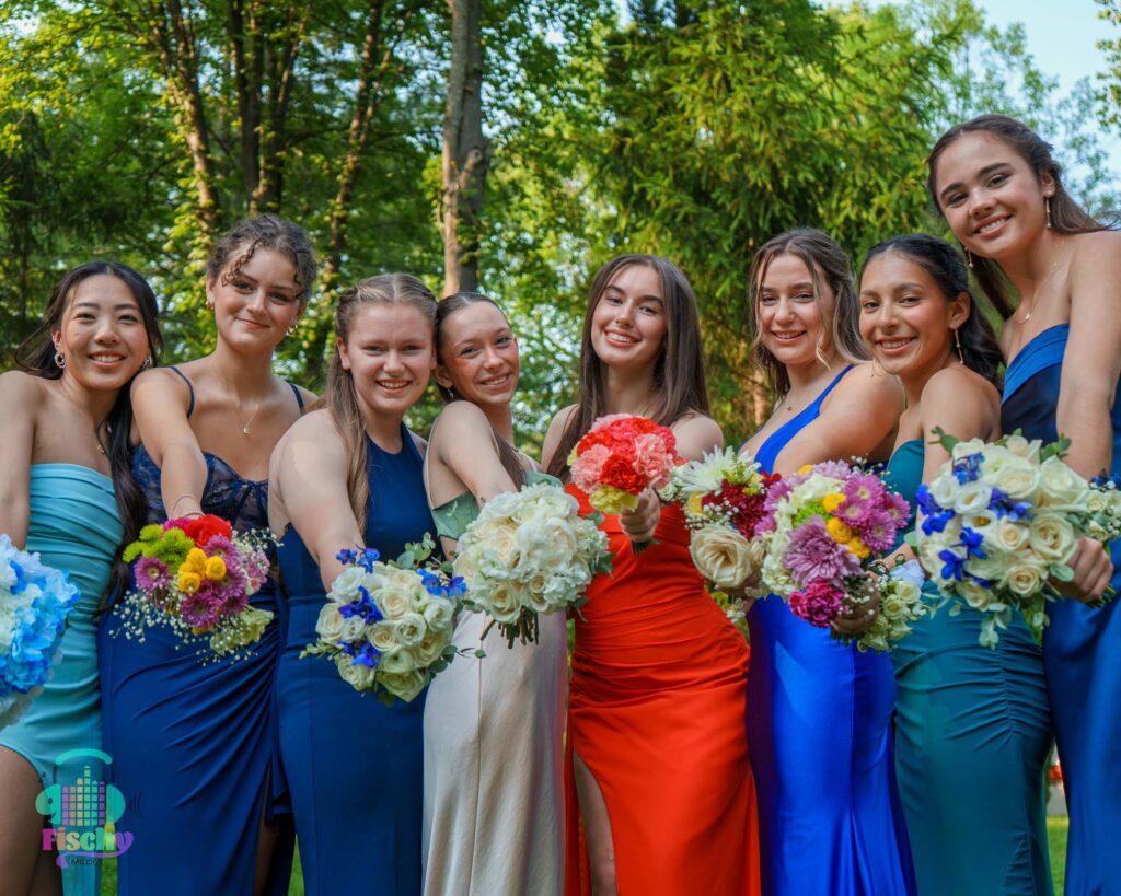 prom photos
girls holding bouquets
