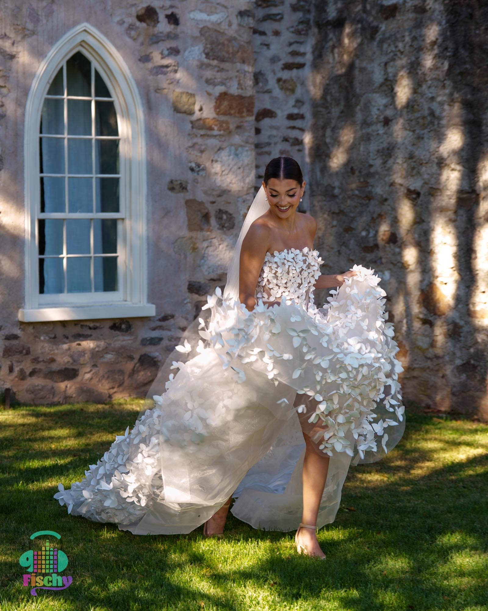 Bride running in wedding dress
Wedding photographer
Wedding photoshoot