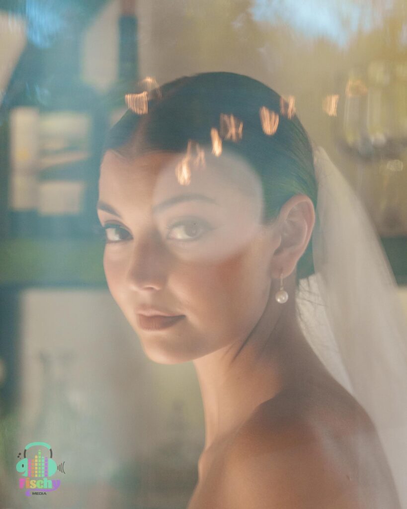 Bride elegant
wedding dress
Wedding photographer
Wedding photoshoot